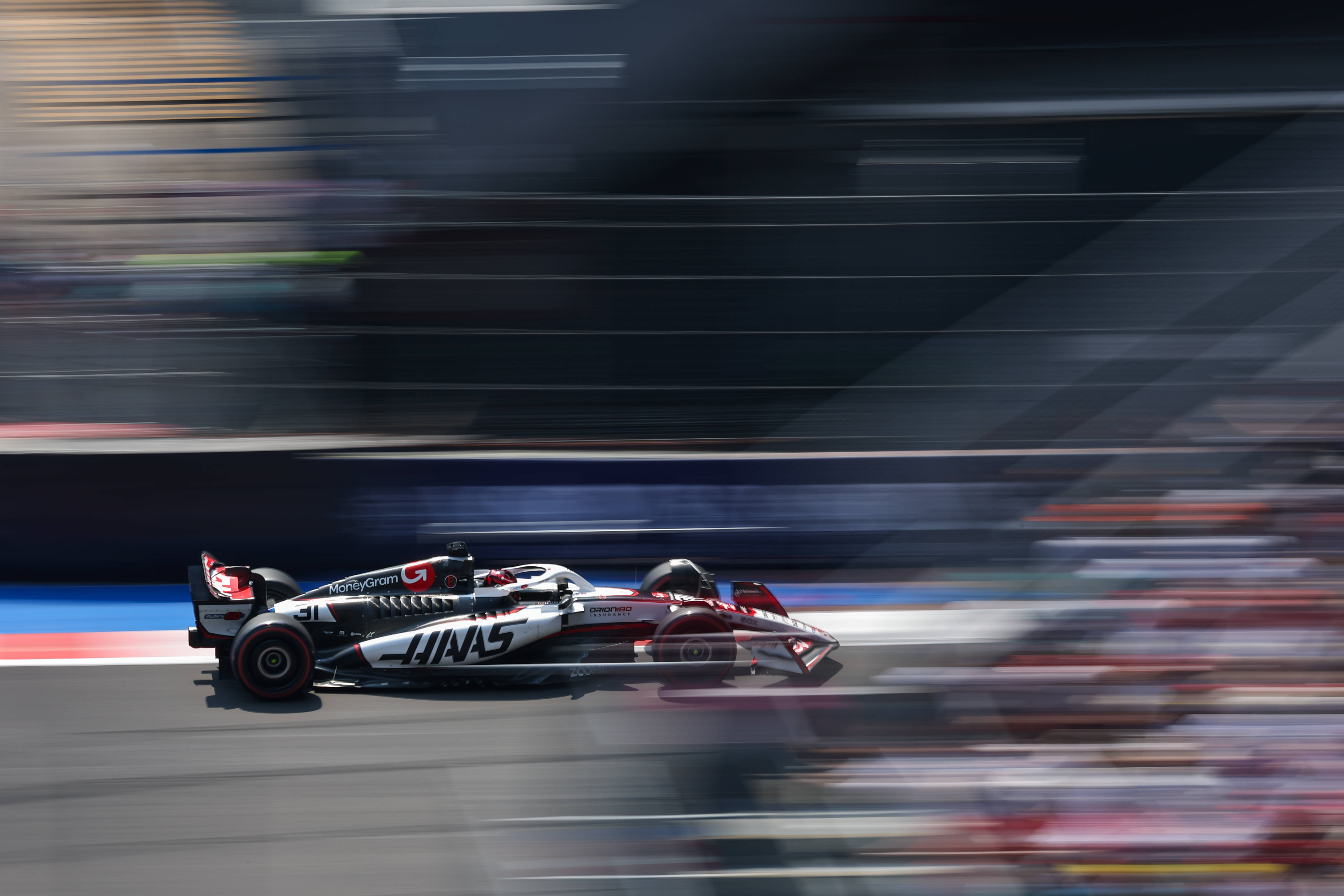 红牛二队鏖战哈斯车队,汉密尔顿统治全场 红牛二队鏖战哈斯车队,汉密尔顿统治全场